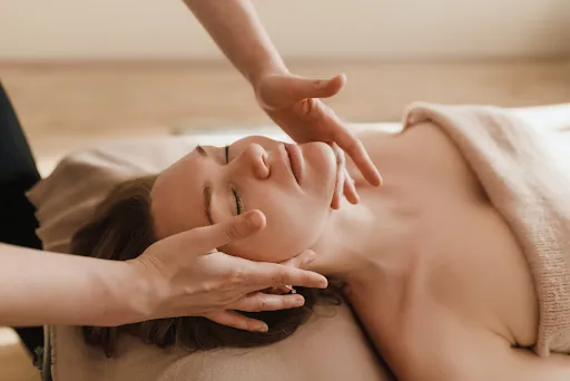 Masaža obraza in dekolteja z oljem smilja — Healing Hands, Maribor in Ptuj